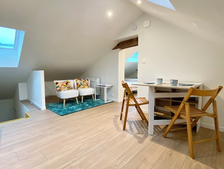 1 bedroom, WiFi, bed sheets. Charming new studio under the roof - center Montbazon