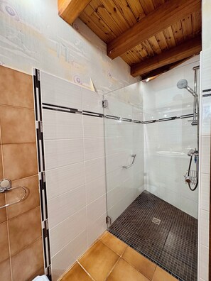Shower, towels, toilet paper - The Saint Colomban house (Carnac)