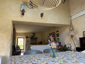 Dining - Renovated old house on the edge of a forest, 10 minutes from the beach (Clohars-Carnoët)