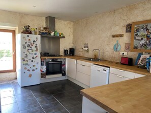 Fridge, oven, dishwasher, electric kettle - Renovated old house on the edge of a forest, 10 minutes from the beach (Clohars-Carnoët)