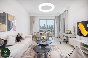 Apartemen Mewah, balkon, pemandangan kota | Area keluarga | Smart TV 65-inci dengan saluran TV kabel
