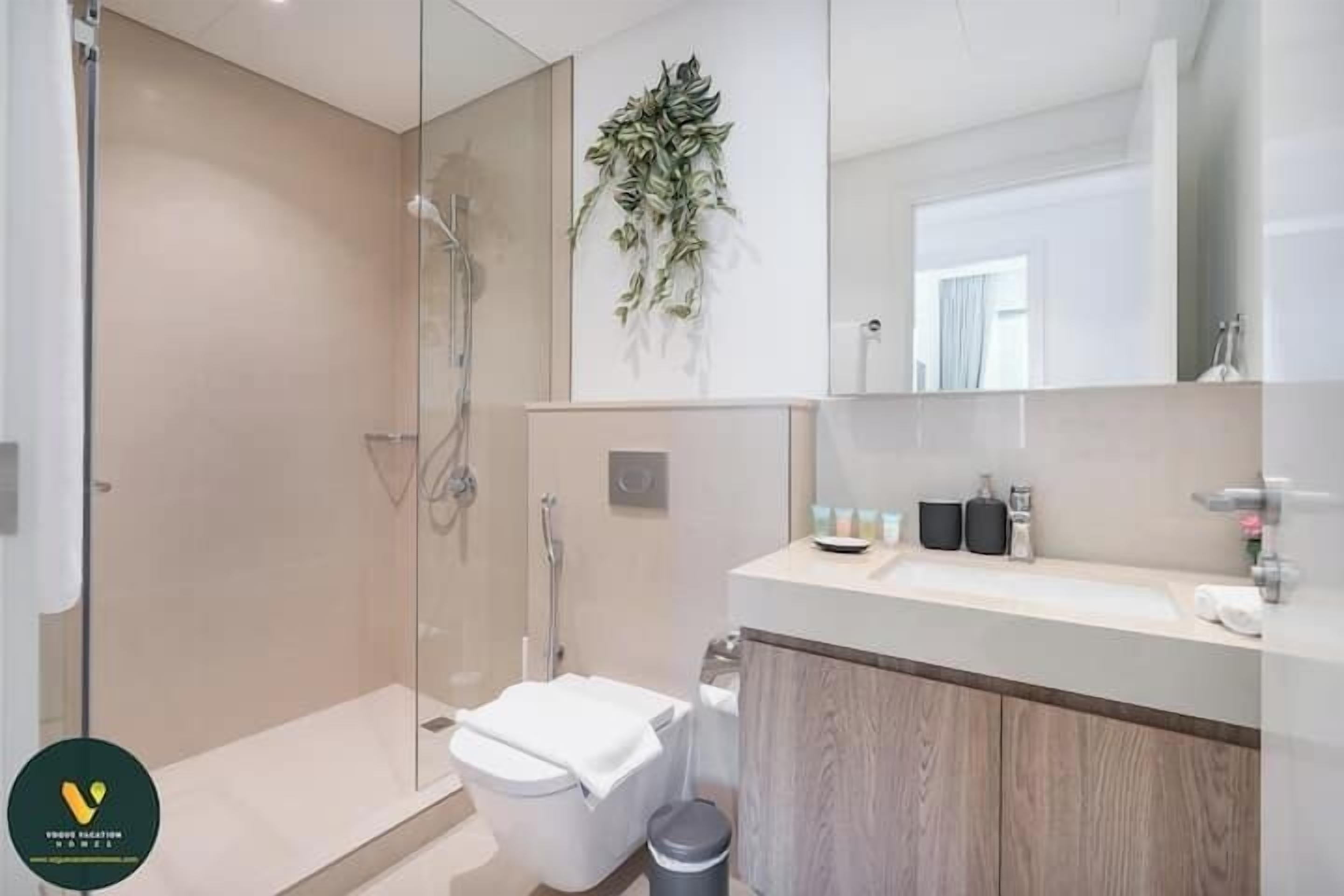 Luxe appartement, balkon, uitzicht op de stad | Badkamer | Een regendouche,  milieuvriendelijk toiletgerief, een haardroger