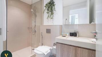 Luxe appartement, balkon, uitzicht op de stad | Badkamer | Een regendouche, milieuvriendelijk toiletgerief, een haardroger