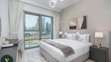 Luksusleilighet, balkong, byutsikt | Skrivebord for bærbar PC, strykejern/-brett og barnesenger