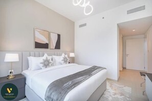 Luxury Apartment, Balcony, City View | Egyptian cotton sheets, premium bedding, in-room safe - Vogue | Downtown with Direct Access to Dubai Mall (Dubai)