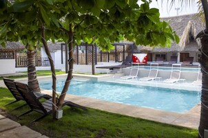 Una piscina al aire libre