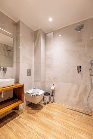 Douche, sèche-cheveux, serviettes fournies, savon