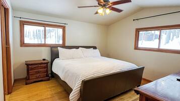 4 bedrooms, iron/ironing board, Internet, bed sheets