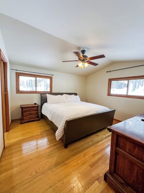 4 bedrooms, iron/ironing board, Internet, bed sheets