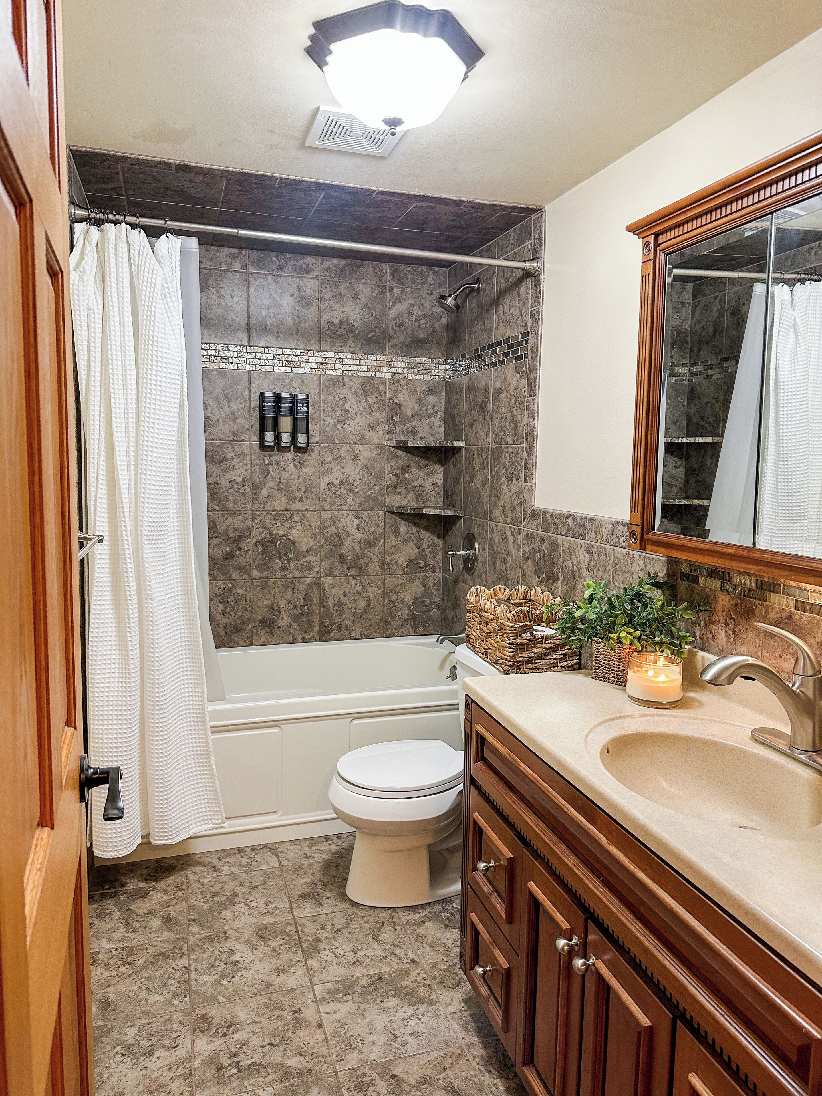 Assecador de cabells, tovalloles, sabó i paper higiènic 