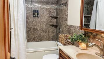 Een haardroger, handdoeken, zeep, toiletpapier