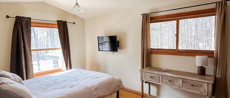 4 bedrooms, iron/ironing board, free WiFi, bed sheets