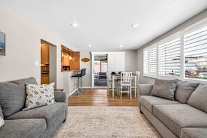 TV, books - Pet-Friendly Coastal Stay | Near Gulf Beaches (Seminole)