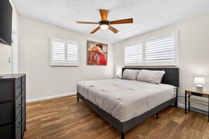 3 habitaciones, escritorio y tabla de planchar con plancha 