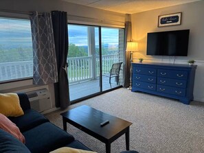 Living area - Lakeview Retret for the Whole Family (Laconia)