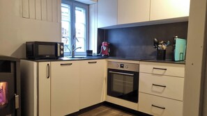 Een koelkast, een microgolfoven, een oven, een kookplaat