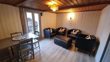 TV connectée, cheminée, livres