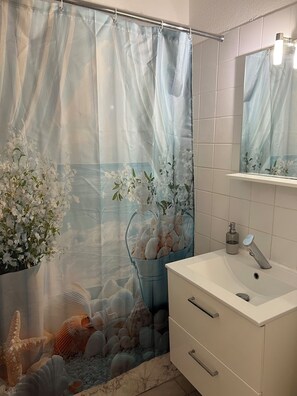 Een haardroger, handdoeken, zeep, toiletpapier