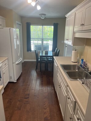 Fridge, microwave, oven, stovetop - Masters Week Retreat Near Augusta – Quiet, Comfortable & Spacious (Warrenville)