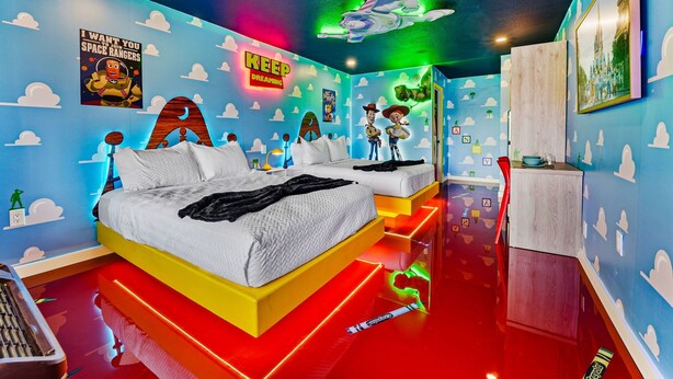 Ein Schlafzimmer mit Bett, Nachttisch und Kommode.