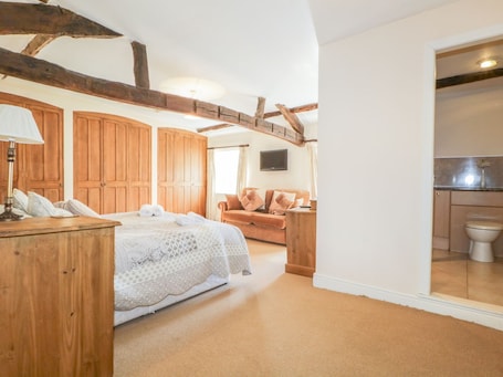 3 bedrooms, individually decorated, individually furnished, free WiFi. The Farmhouse