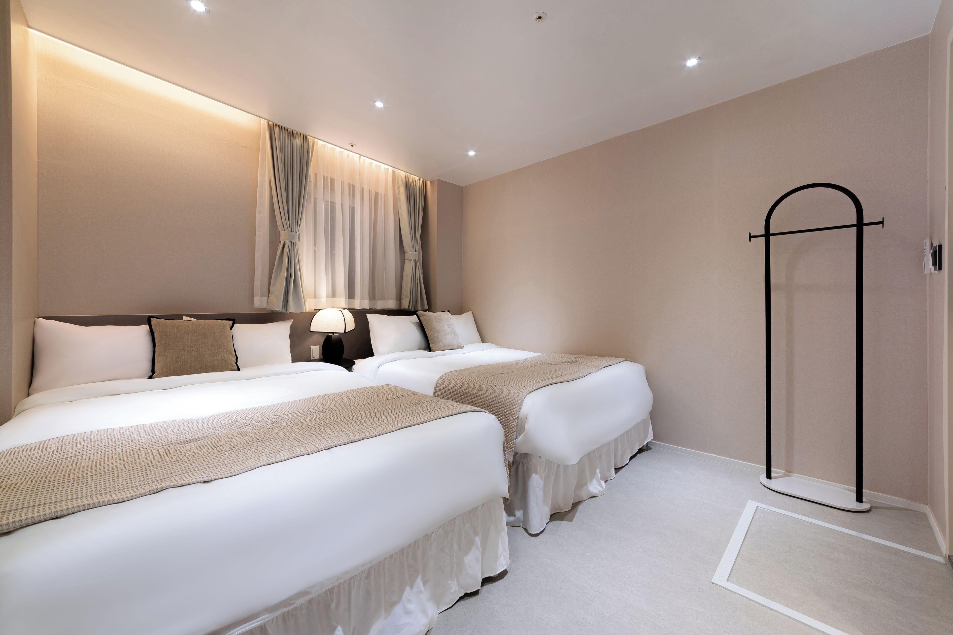 Family Twin Room | Desk, free WiFi