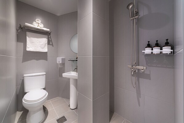 A modern bathroom with a toilet, sink, and shower. - 4rest Stay Euljiro (Seoul)