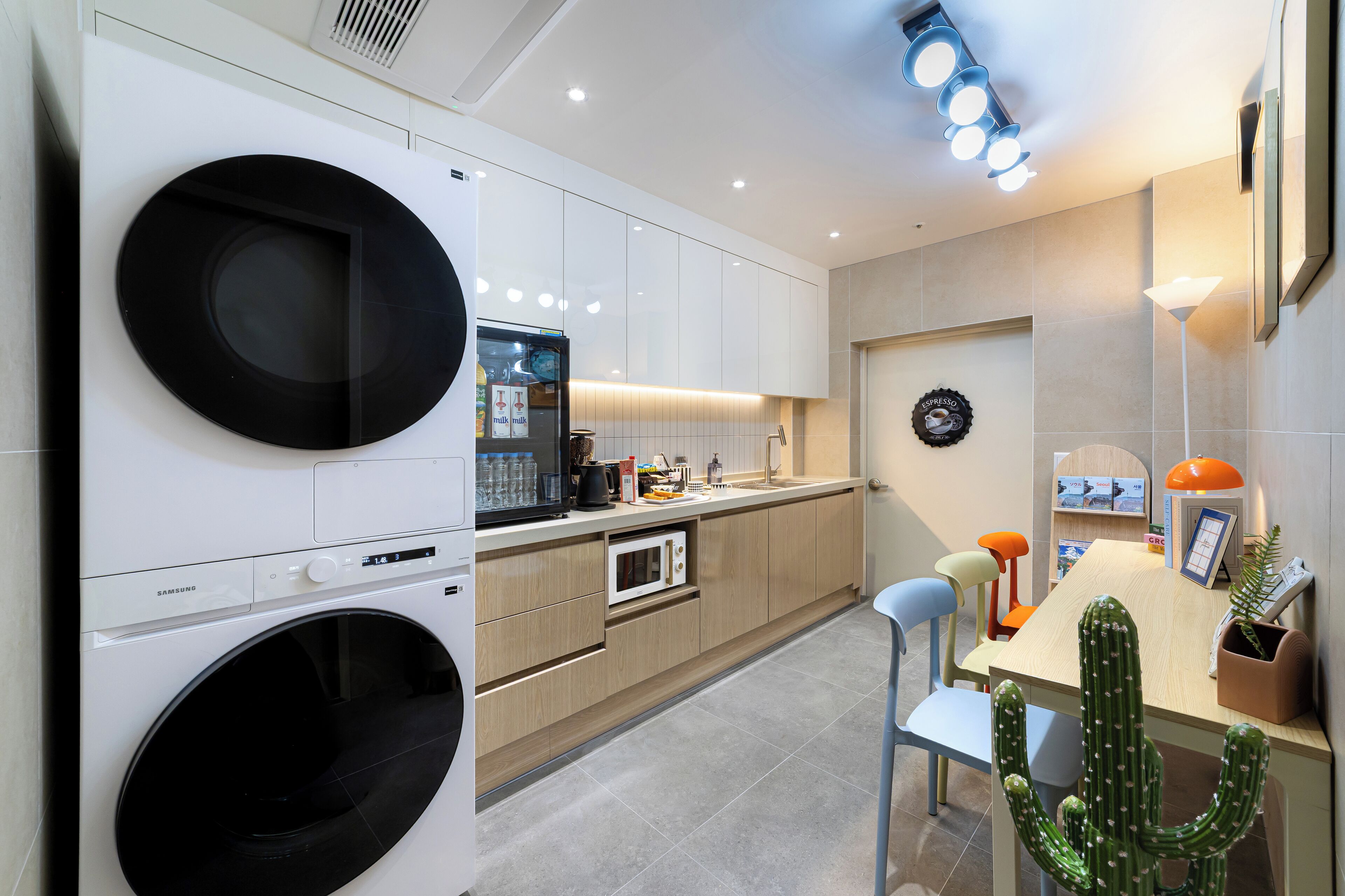 Mini-Kühlschrank, Mikrowelle, Kochgeschirr/Geschirr/Besteck