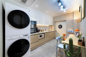 ตู้เย็นเล็ก, ไมโครเวฟ, เครื่องครัว/จาน/ช้อนส้อม