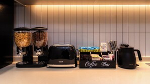 Eine Küchenarbeitsplatte mit Kaffeemaschine, Toaster und einer Kaffeestation.