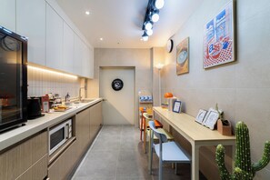 Mini-fridge, microwave, cookware/dishes/utensils - 4rest Stay Euljiro (Seoul)