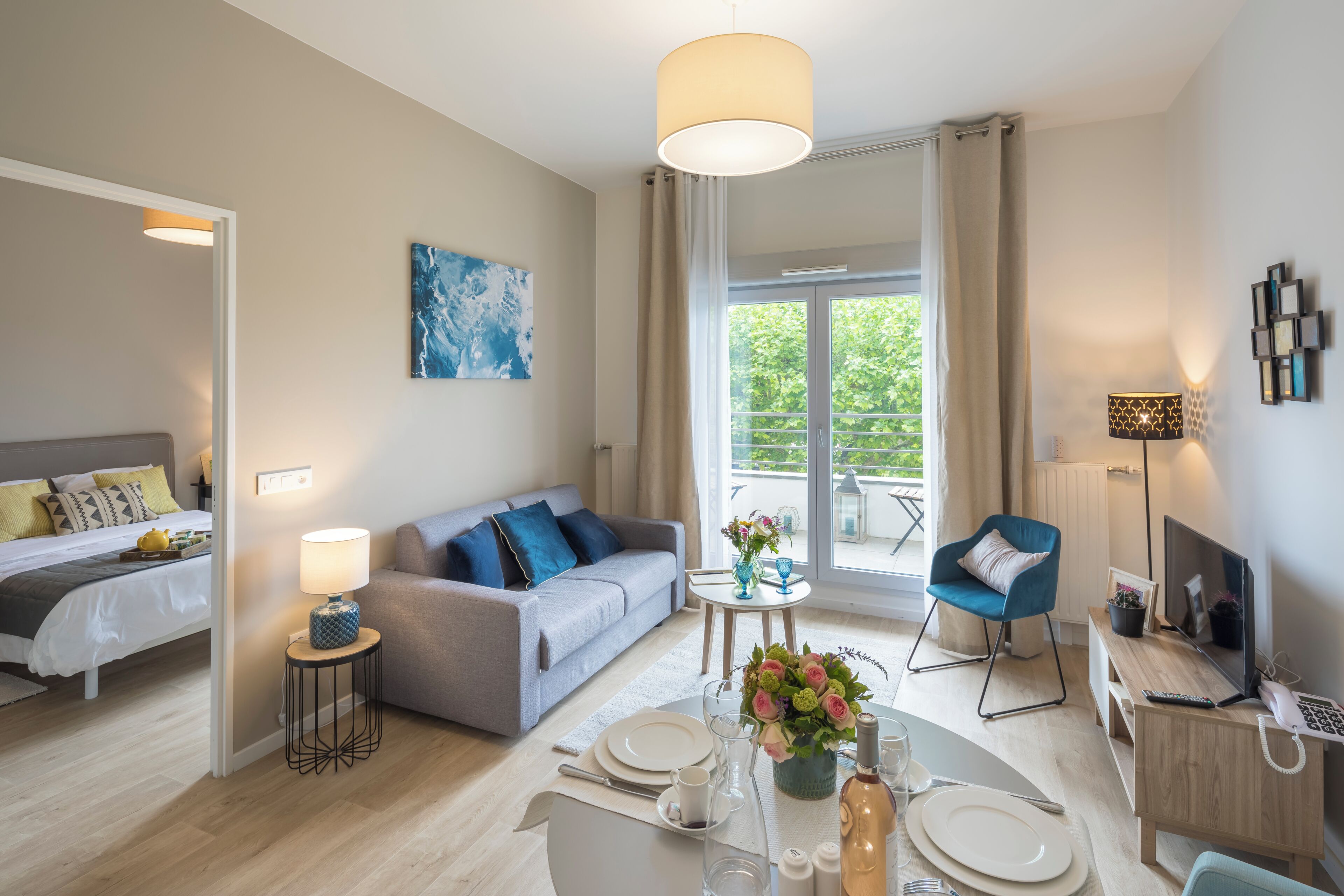 Appartement Deluxe, 2 chambres | Salle de séjour | Télévision à écran plat de 32 pouces avec chaînes numériques