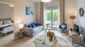 Leilighet – deluxe, 2 soverom | Oppholdsrom | En 32-tommers Flatskjerm-TV med digitale kanaler