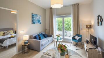 Appartement Deluxe, 2 chambres | Salle de séjour | Télévision à écran plat de 32 pouces avec chaßnes numériques