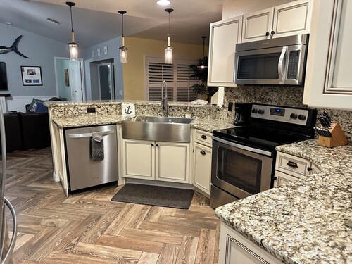 Family-friendly, heated salt water pool, near beaches, and downtown Fort Myers.