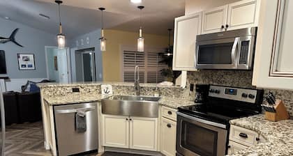 Family-friendly, heated salt water pool, near beaches, and downtown Fort Myers.
