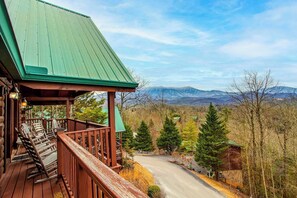 Property grounds - Spectacular 4BR Cabin w/ Game Room, Hot Tub, Views (Gatlinburg)