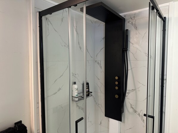Shower, towels, soap, toilet paper - Beautiful 2-bedroom house in tranquil Warren perfect for relaxing stays (Warren)