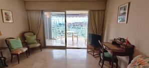 TV - Apartment in Port Fréjus with sea and marina views (Fréjus)
