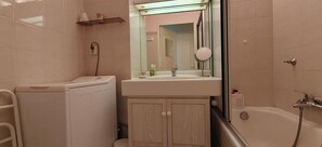 Shower, hair dryer - Apartment in Port Fréjus with sea and marina views (Fréjus)