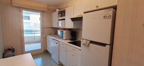 A compact kitchen with a microwave, coffee maker, and a refrigerator. - Apartment in Port Fréjus with sea and marina views (Fréjus)