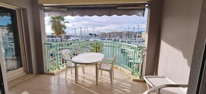 Outdoor dining - Apartment in Port Fréjus with sea and marina views (Fréjus)