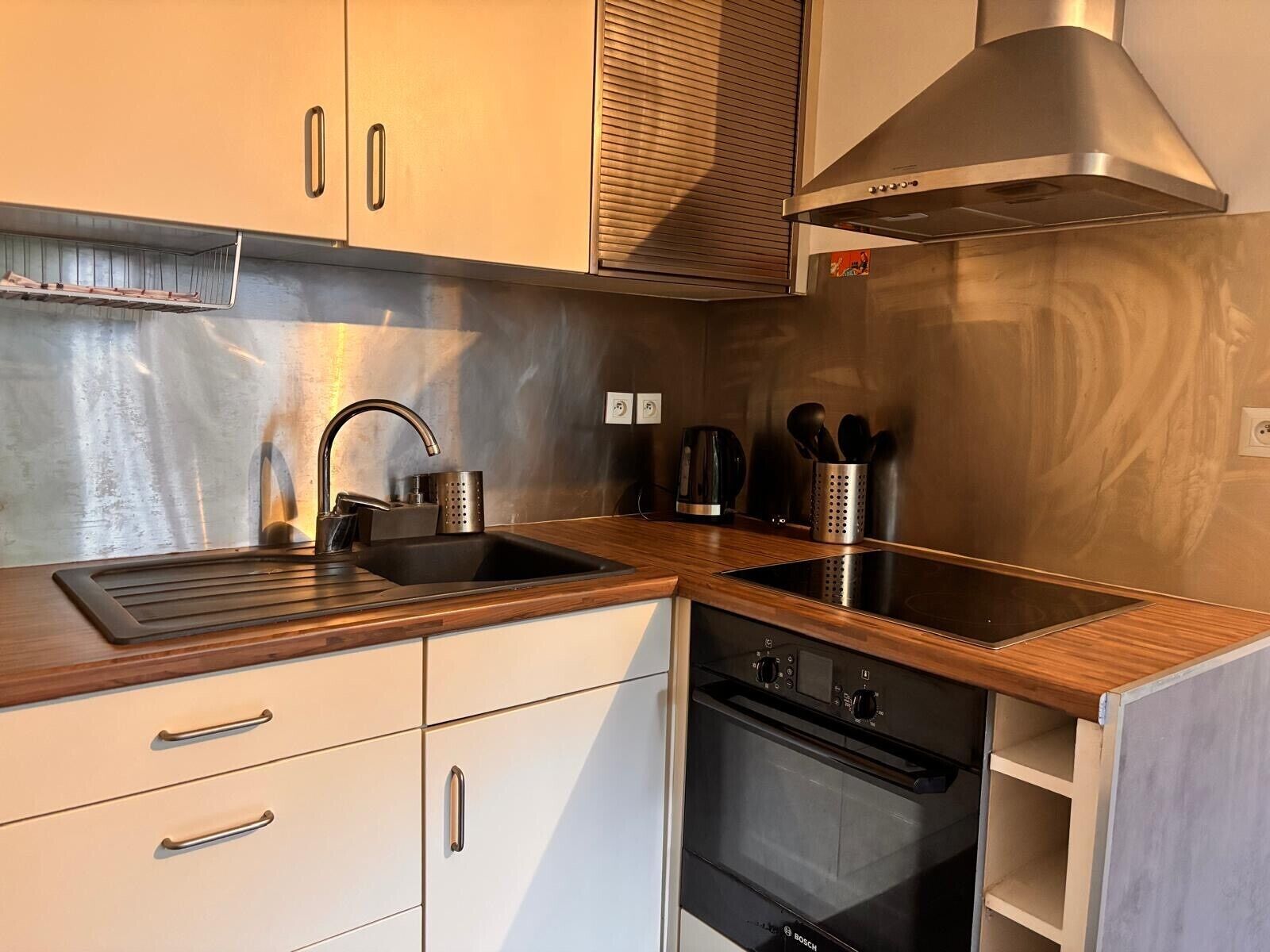 Kühlschrank, Ofen, Wasserkocher mit Kaffee-/Teezubehör