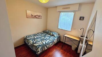 2 bedrooms, bed sheets