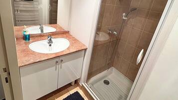 Een douche, handdoeken