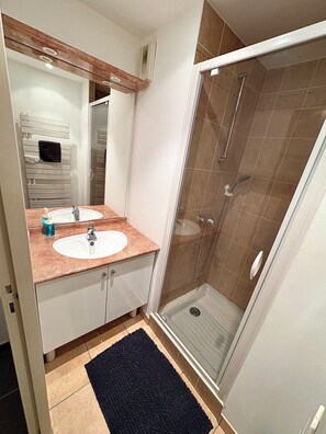 Een douche, handdoeken
