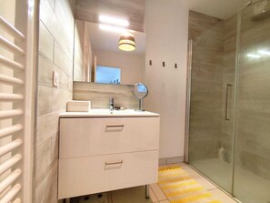 Shower, hair dryer, towels - Apartment with balcony near St Jean train station (Bordeaux)