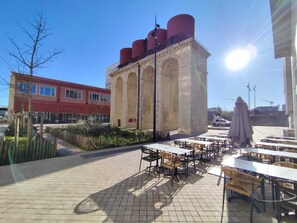Outdoor dining - Apartment with balcony near St Jean train station (Bordeaux)