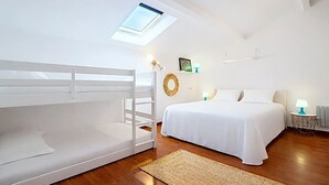 A bedroom with a bunk bed, a single bed, a skylight, a round mirror, and two bedside lamps. - Bel appartement à 3 min de la plage à La Ciotat (La Ciotat)