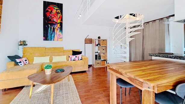 A modern living room with a yellow sofa, a wooden coffee table, and a spiral staircase. - Bel appartement à 3 min de la plage à La Ciotat (La Ciotat)